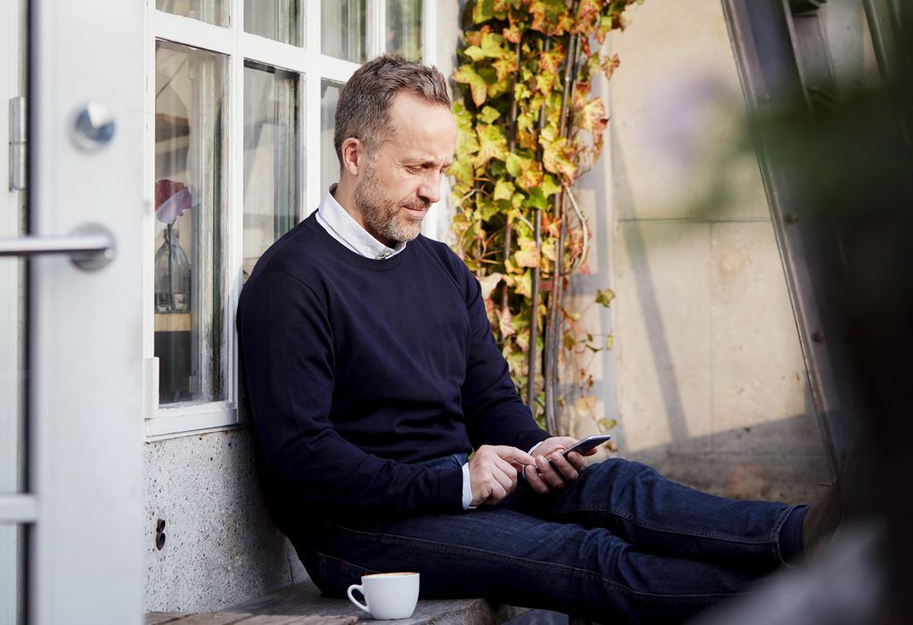 Appen Tinnitus Relief – man som använder en mobiltelefon